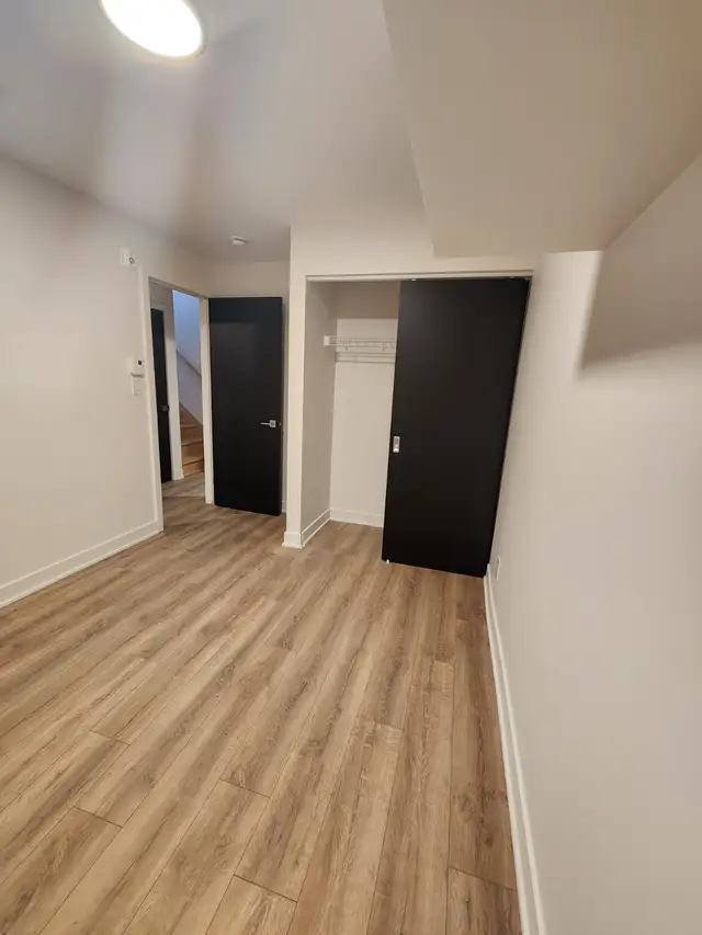 Superbe 5 ½ sur deux niveaux – À deux pas du métro Charlevoix - Photo 2