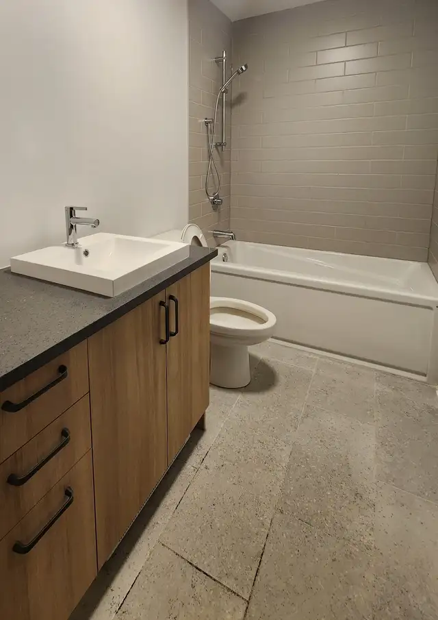 Superbe 5 ½ sur deux niveaux – À deux pas du métro Charlevoix - Photo 9