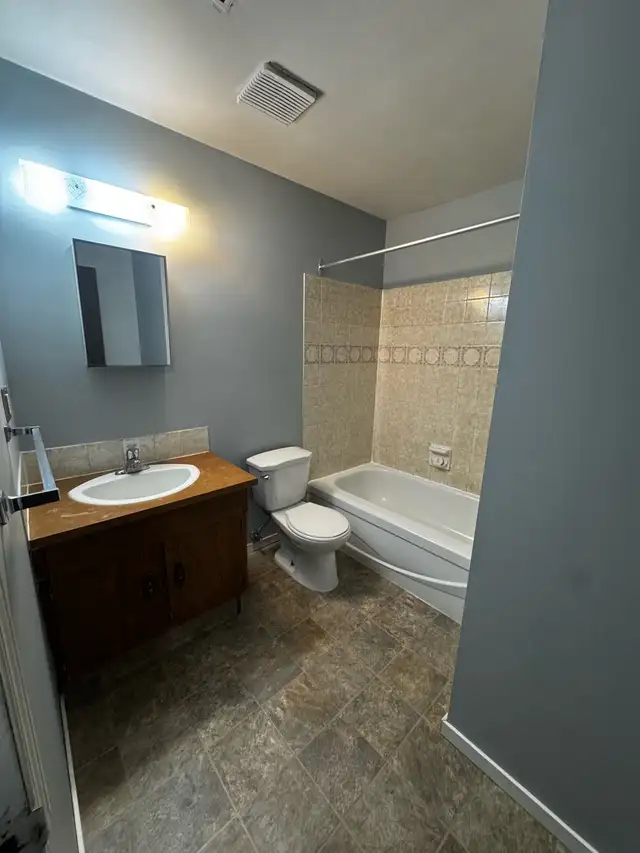 3bedroom upper/lower 4plex unit in Glendale - Photo 3