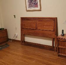 BASE DE LIT QUEEN EXCELLENT ETAT avec FRAME EN MÉTAL