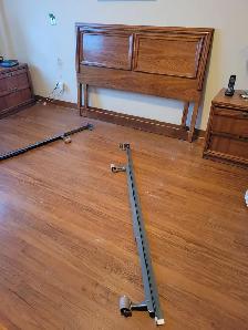 BASE DE LIT QUEEN EXCELLENT ETAT avec FRAME EN MÉTAL - Photo 2