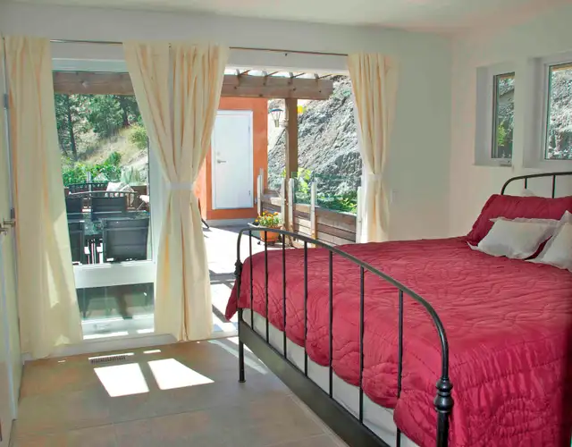 One Bedroom Lakeview suite for rent - Photo 3