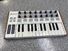 Arturia Minilab 25 Ley Universal MIDI Controller