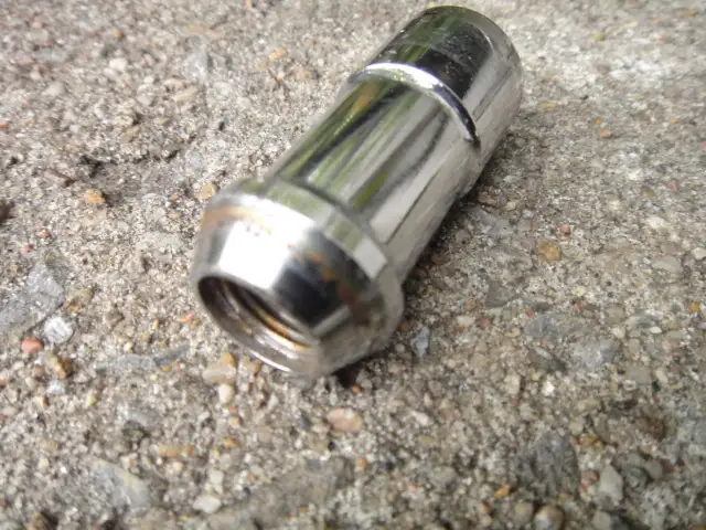 vis de roue - Photo 2