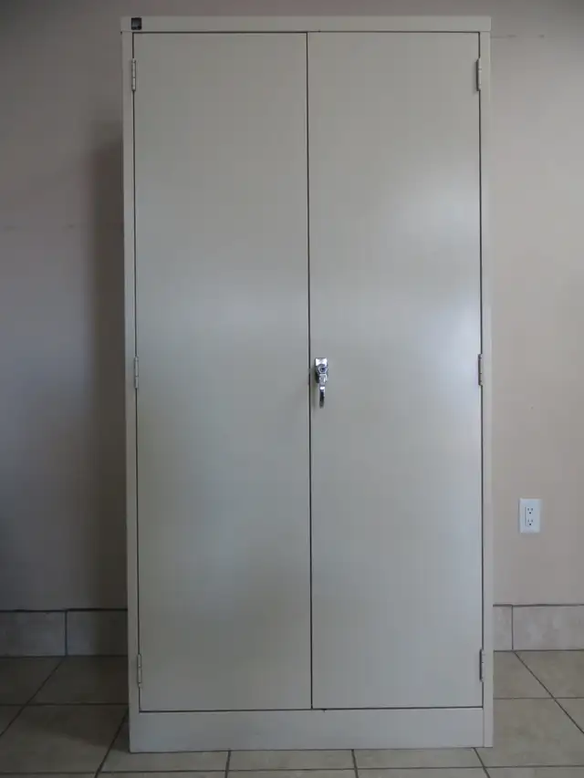 Metal Storage Cabinet, Lock and Key