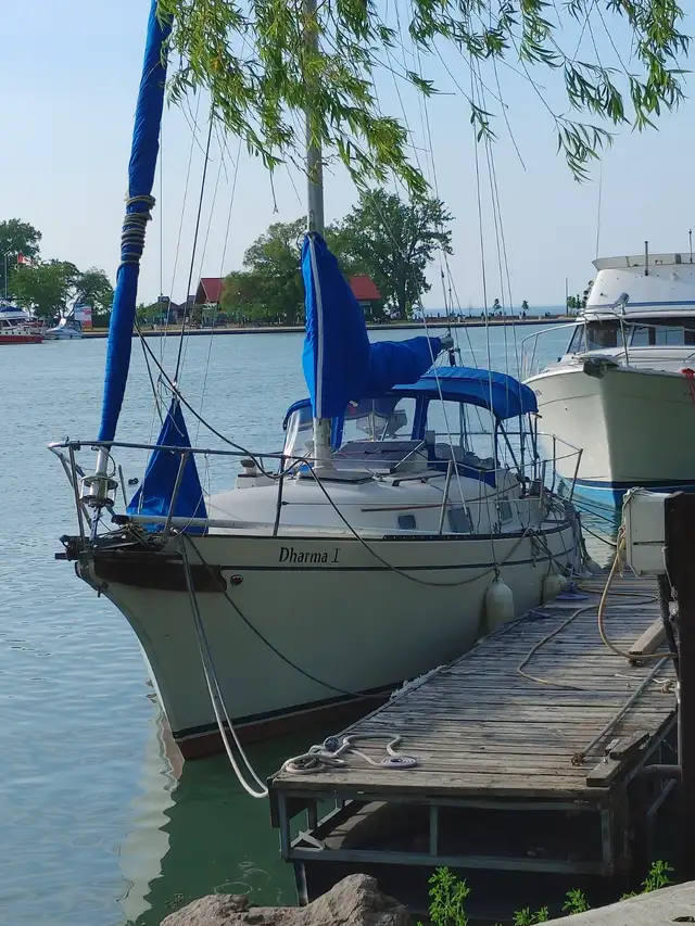 BAYFIELD  32  SAILBOAT  $ 15,500