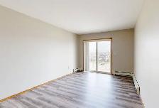 #1431 - 2 Bed/1 Bath Condo Royal Oaks Manor $1650 h/w included - Photo 2