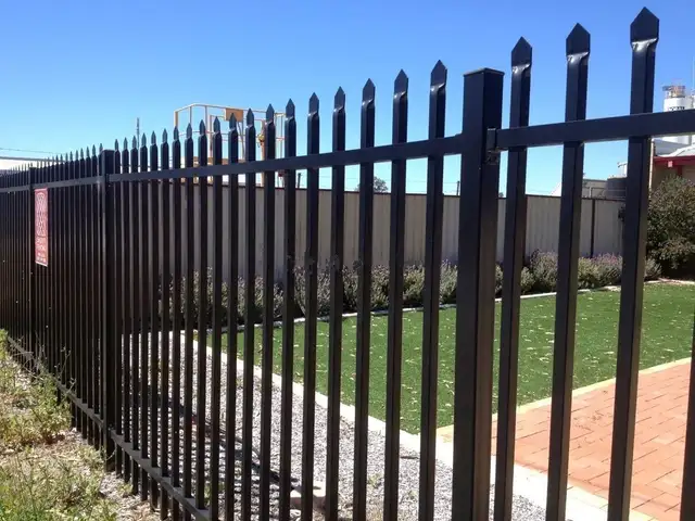 Industrial Ornamental Fence 7×4′ – Spear Top - Photo 2