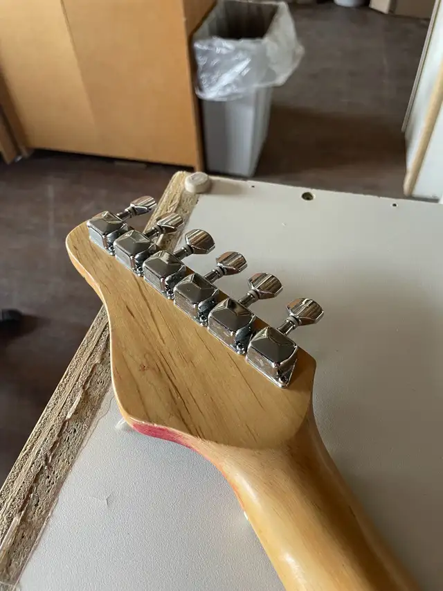 Electric guitar - Photo 2