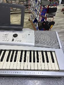 Yamaha DGX-220 Keyboard With Musc Stand and Pedal - Photo 4