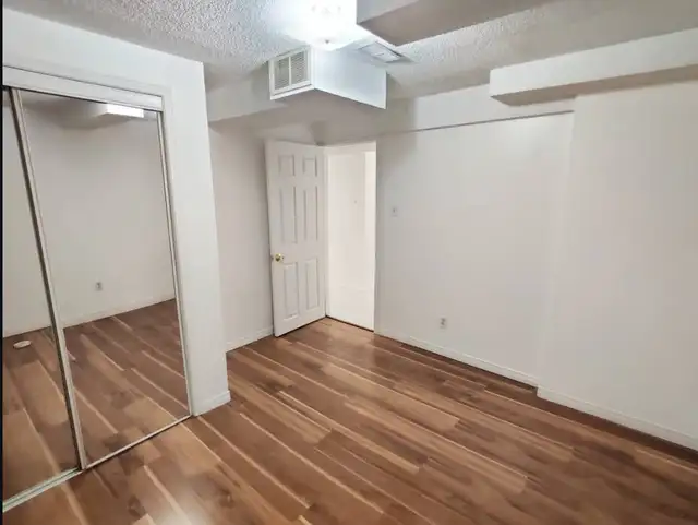 Bright and spacious basement apartment - Photo 5