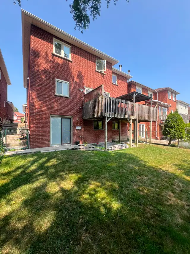 Bright and spacious basement apartment - Photo 9