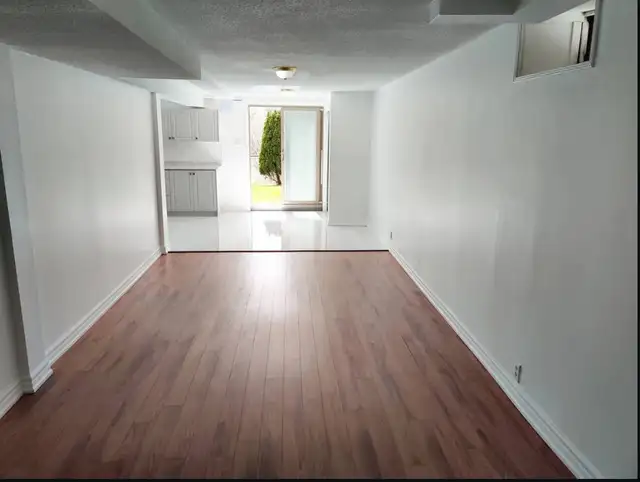 Bright and spacious basement apartment - Photo 10