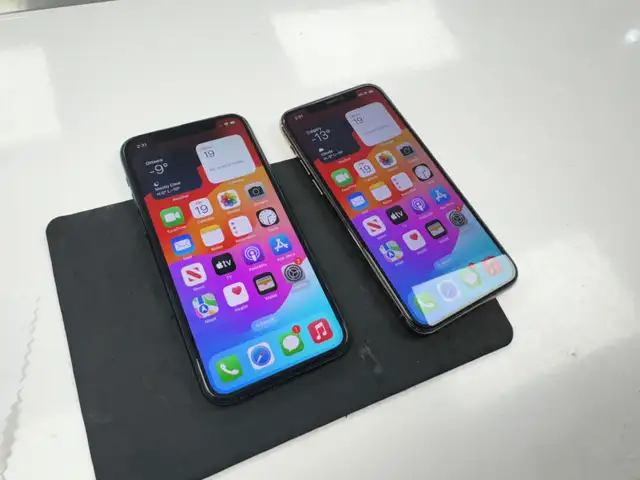 Unlocked Apple iPhone 11 pro max with 1 year warranty ! - Photo 2