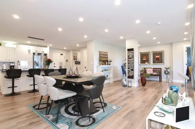 Luxury 3BDr DEN Apartment in Bedford