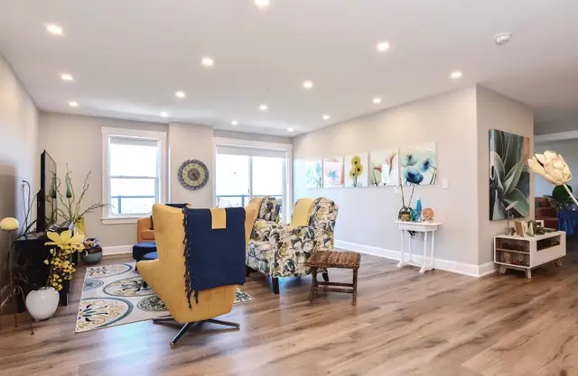 Luxury 3BDr DEN Apartment in Bedford - Photo 2