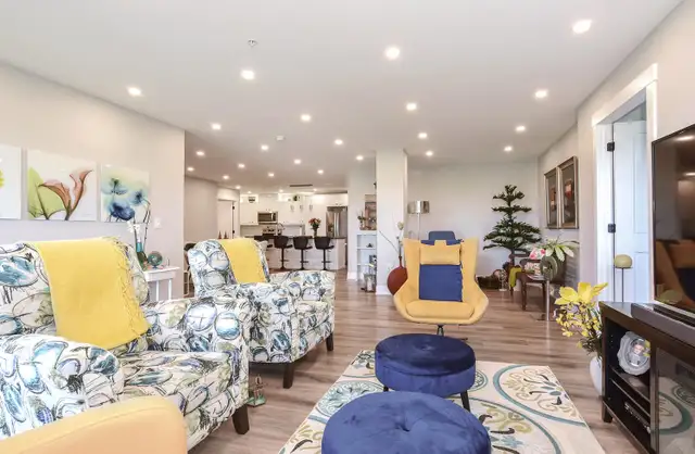 Luxury 3BDr DEN Apartment in Bedford - Photo 3