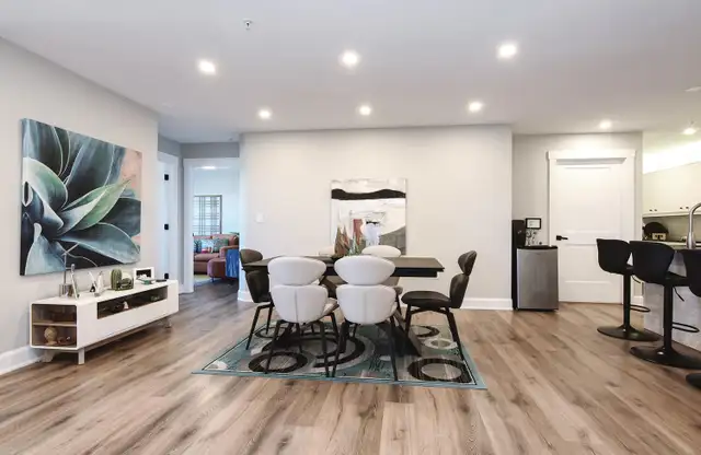 Luxury 3BDr DEN Apartment in Bedford - Photo 5