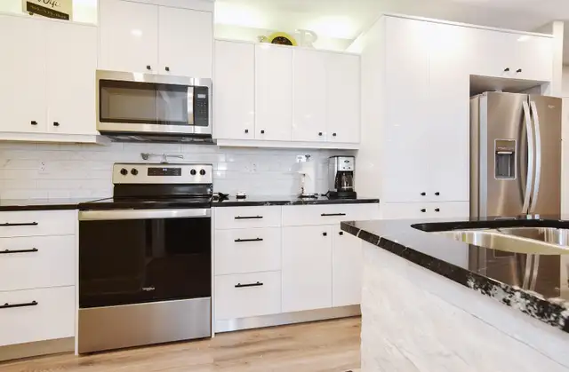 Luxury 3BDr DEN Apartment in Bedford - Photo 7