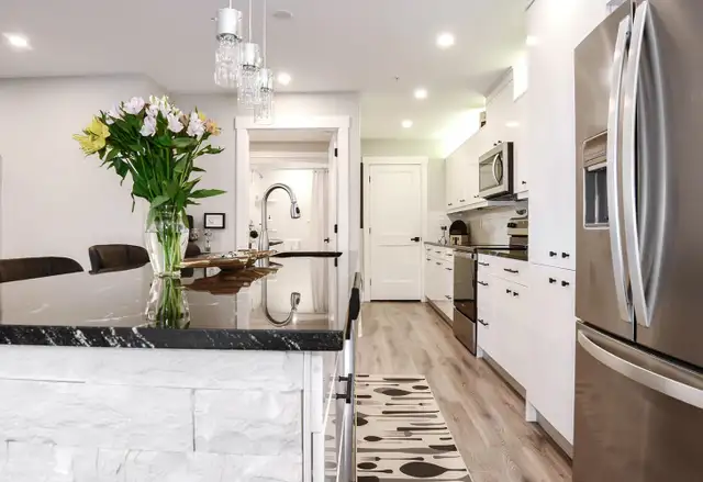 Luxury 3BDr DEN Apartment in Bedford - Photo 8