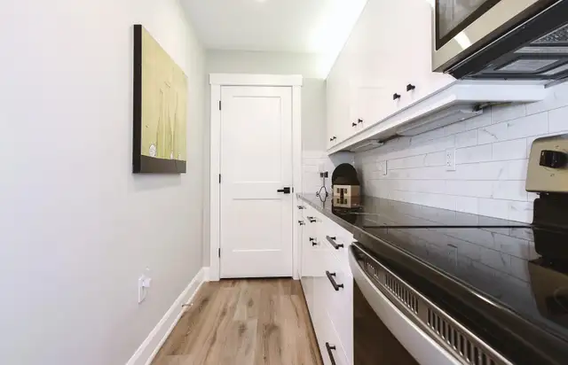 Luxury 3BDr DEN Apartment in Bedford - Photo 9