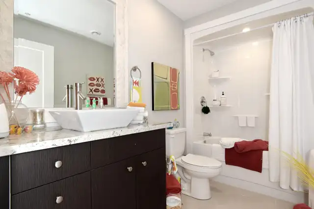 Luxury 3BDr DEN Apartment in Bedford - Photo 10