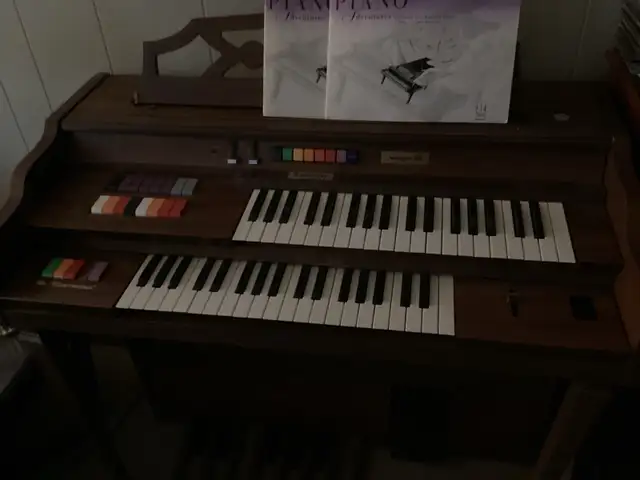 Swinger 200 Kimball Piano