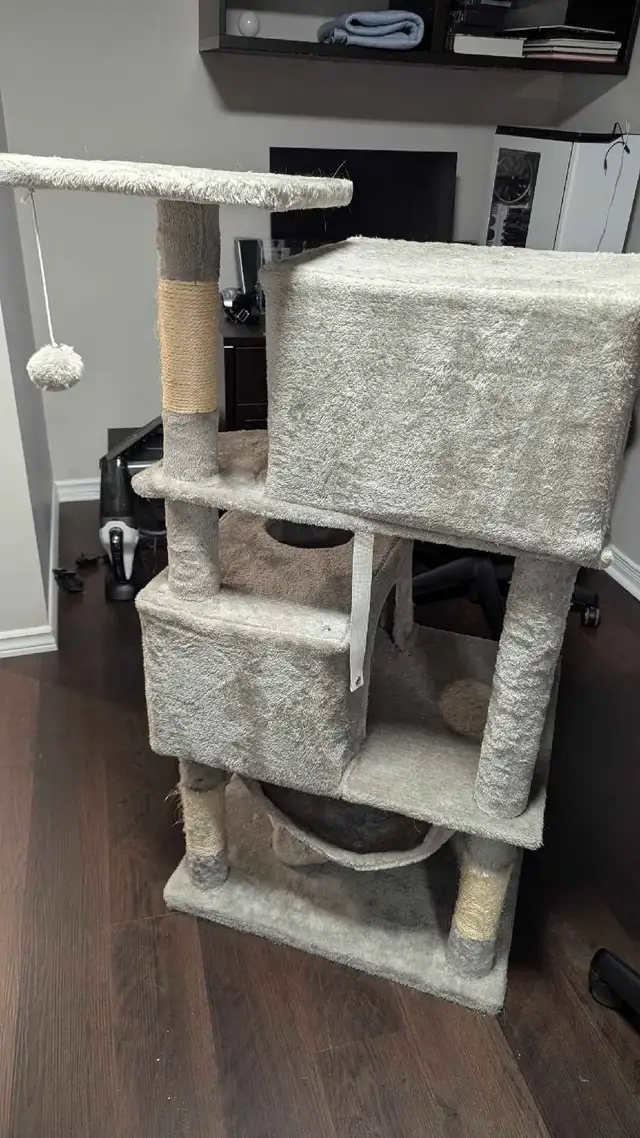 FREE Cat Tower pick up Kennedy and Ellesmere