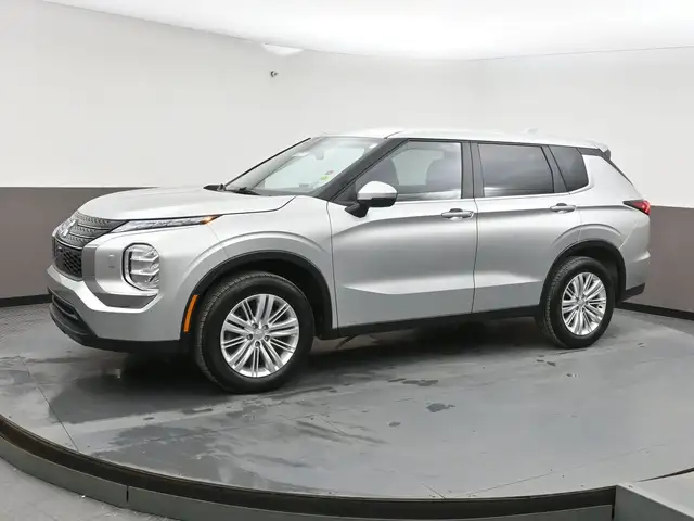 2024 Mitsubishi Outlander ES HEATED SEATS ALLOT WHEELS APPLE CAR - Photo 3