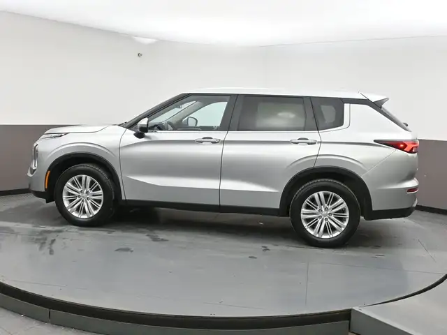 2024 Mitsubishi Outlander ES HEATED SEATS ALLOT WHEELS APPLE CAR - Photo 30