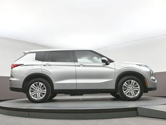 2024 Mitsubishi Outlander ES HEATED SEATS ALLOT WHEELS APPLE CAR - Photo 36