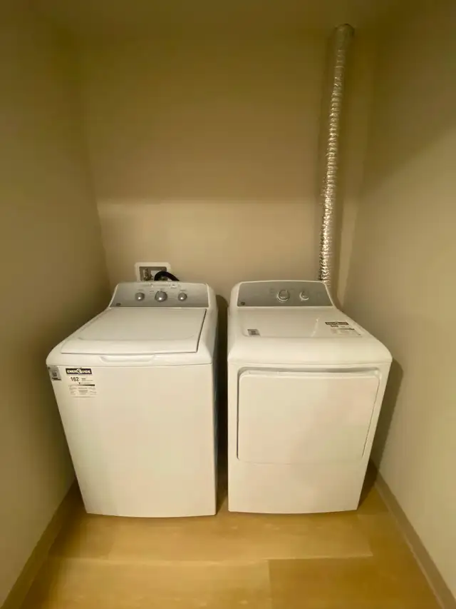 Upstairs Unit in a 1 year old 4 plex: 2 bedroom, 1 bathroom - Photo 8
