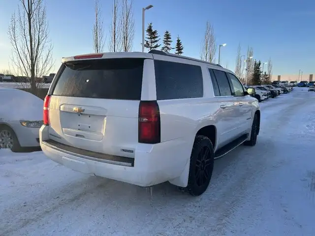 2018 Chevrolet Suburban Premier 5.3L - Photo 4