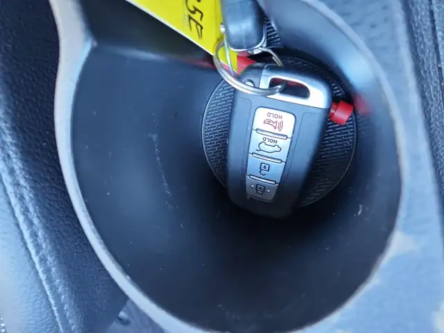 2017 Hyundai Veloster - Photo 23