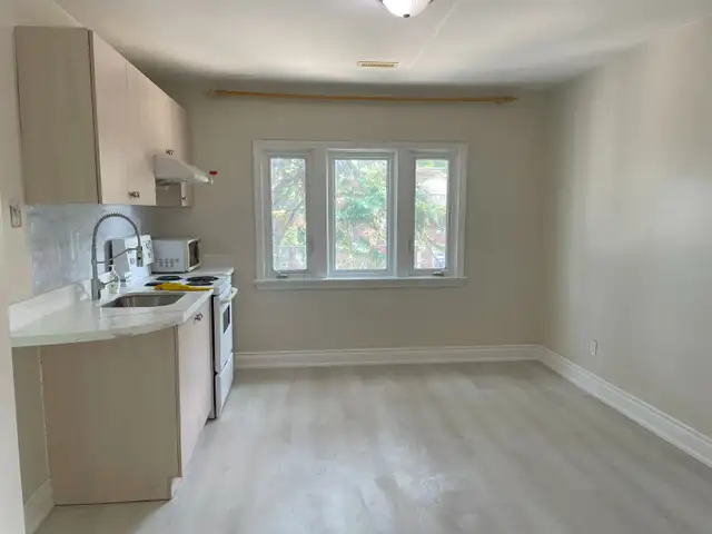 Eglinton/Dufferin house room for rent