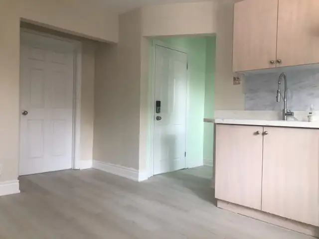 Eglinton/Dufferin house room for rent - Photo 3