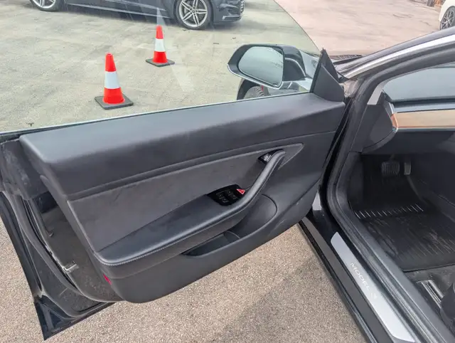 2018 Tesla Model 3 - Photo 9