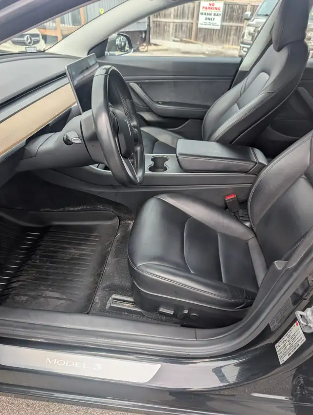 2018 Tesla Model 3 - Photo 11