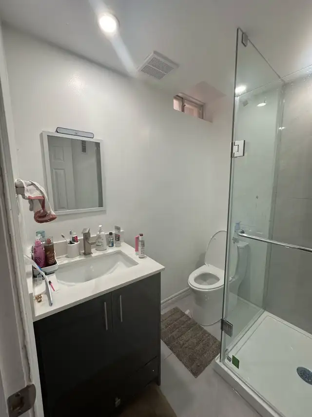 3 bedroom 2 washroom Legal Basement - Photo 3
