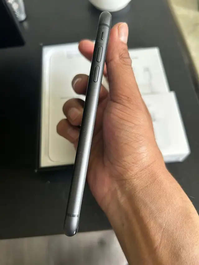 IPHONE 11 64GB 100% battAirpods Pkg/Delivery - Photo 2