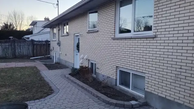 3 BEDROOM APT. in St. Claire Gardens, near Algonquin College - Photo 2