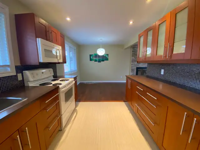 3 BEDROOM APT. in St. Claire Gardens, near Algonquin College - Photo 3