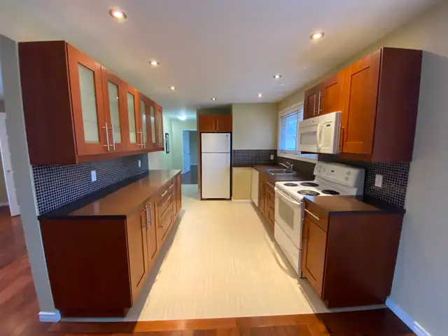 3 BEDROOM APT. in St. Claire Gardens, near Algonquin College - Photo 4