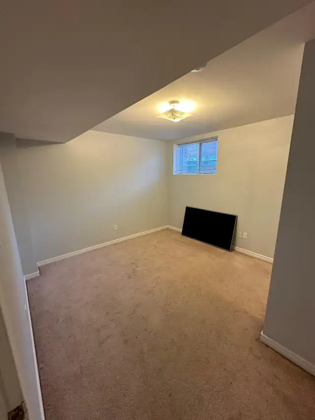 Basement apartment for rent - Photo 6