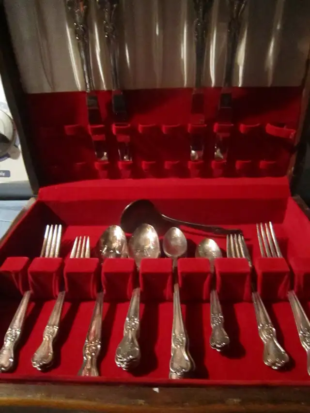 #36-121B  SIGNATURE silverware set for 4, Monogramed 'H' - Photo 2