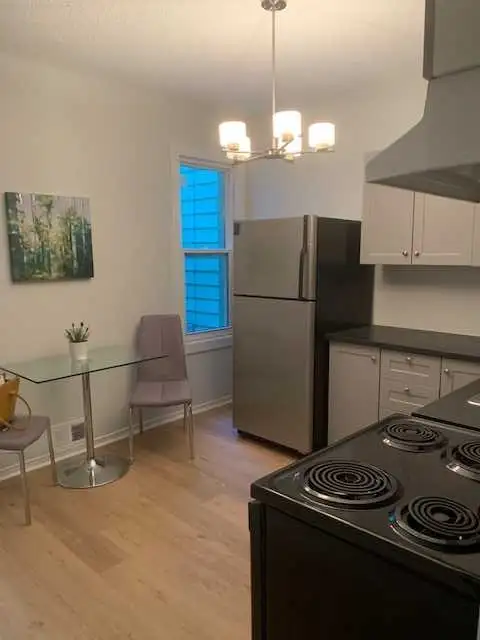 5 Bedroom Townhouse on Gladstone!