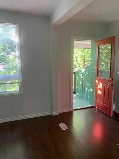 5 Bedroom Townhouse on Gladstone! - Photo 4