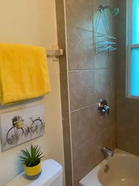 5 Bedroom Townhouse on Gladstone! - Photo 5
