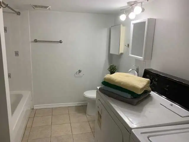 5 Bedroom Townhouse on Gladstone! - Photo 7