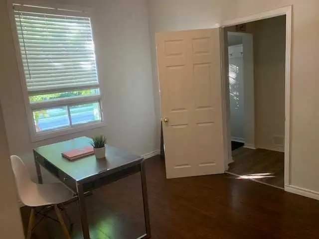 5 Bedroom Townhouse on Gladstone! - Photo 9